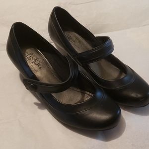 Like New Black Round-toe Low-heel Pumps